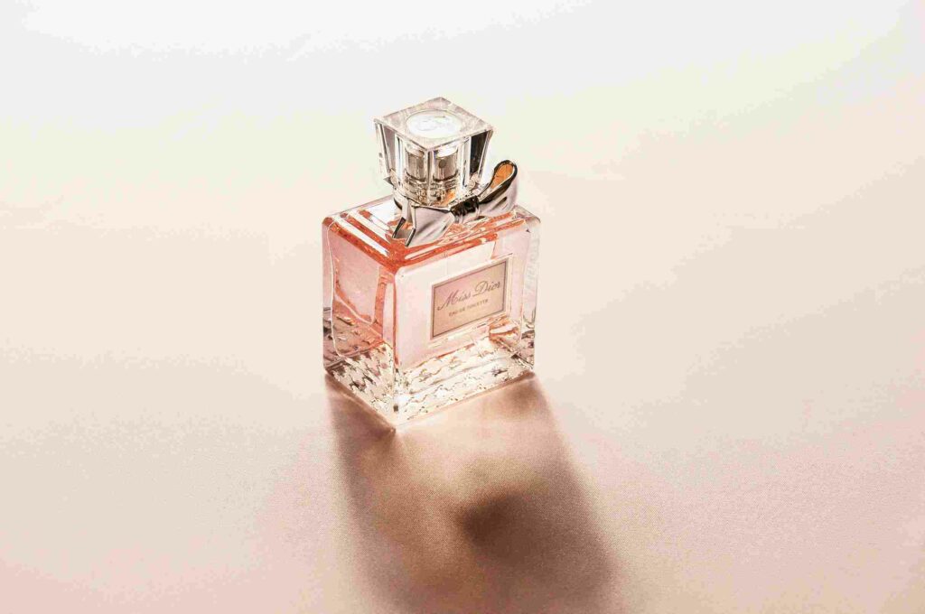 A smelling perfume: